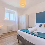 2 Bedroom Near Tram, Chr + Parking 아파트