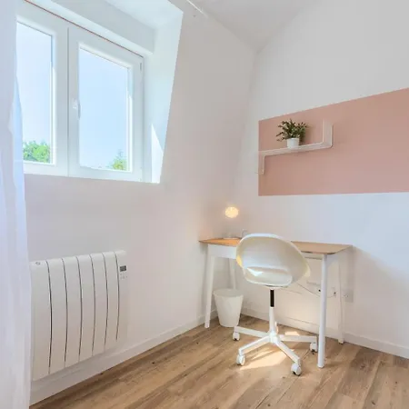 2 Bedroom Near Tram, Chr + Parking Apartment