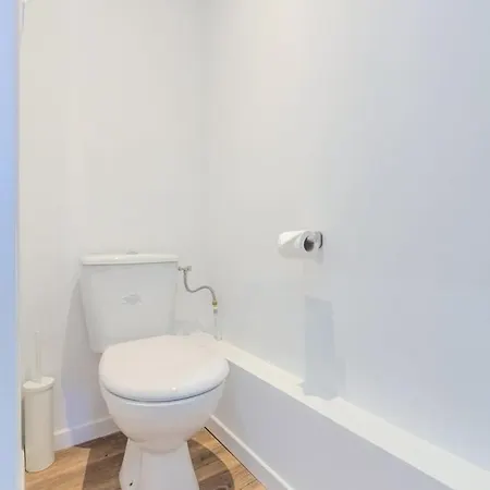 2 Bedroom Near Tram, Chr + Parking *