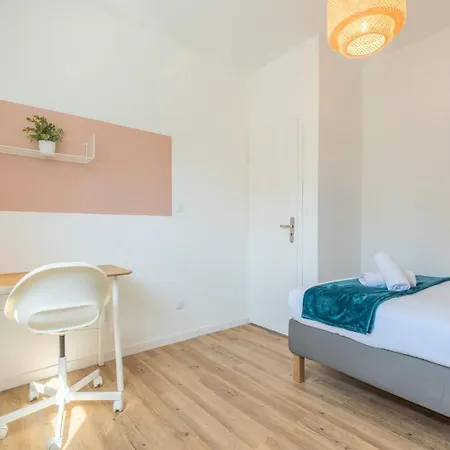 2 Bedroom Near Tram, Chr + Parking * Roubaix