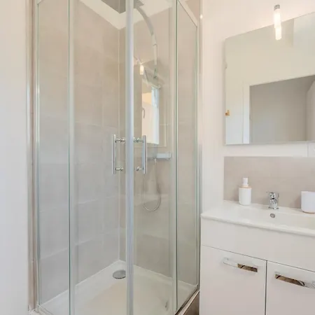 Apartment 2 Bedroom Near Tram, Chr + Parking *