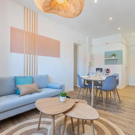 2 Bedroom Near Tram, Chr + Parking Apartment *