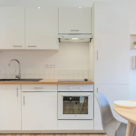 2 Bedroom Near Tram, Chr + Parking Apartmán *