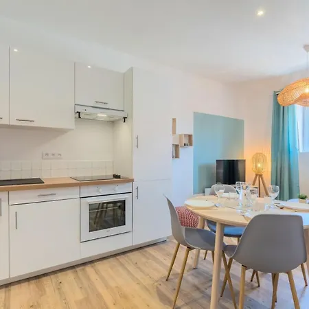 2 Bedroom Near Tram, Chr + Parking Lägenhet *