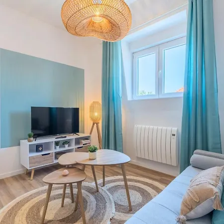 2 Bedroom Near Tram, Chr + Parking Lägenhet *